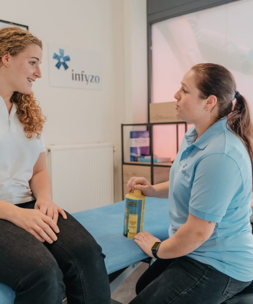 Therapeut van Infyzo bespreekt behandelplan met patiënt in behandelruimte
